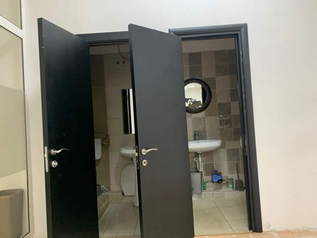 Tirane, jepet me qera ambjent biznesi Kati 1, 200 m² 2.200 Euro (Selvia)