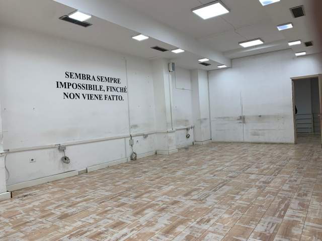 Tirane, jepet me qera ambjent biznesi Kati 1, 200 m² 2.200 Euro (Selvia)