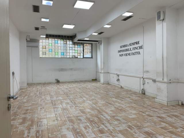 Tirane, jepet me qera ambjent biznesi Kati 1, 200 m² 2.200 Euro (Selvia)