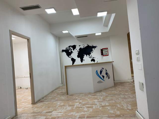 Tirane, jepet me qera ambjent biznesi Kati 1, 200 m² 2.200 Euro (Selvia)