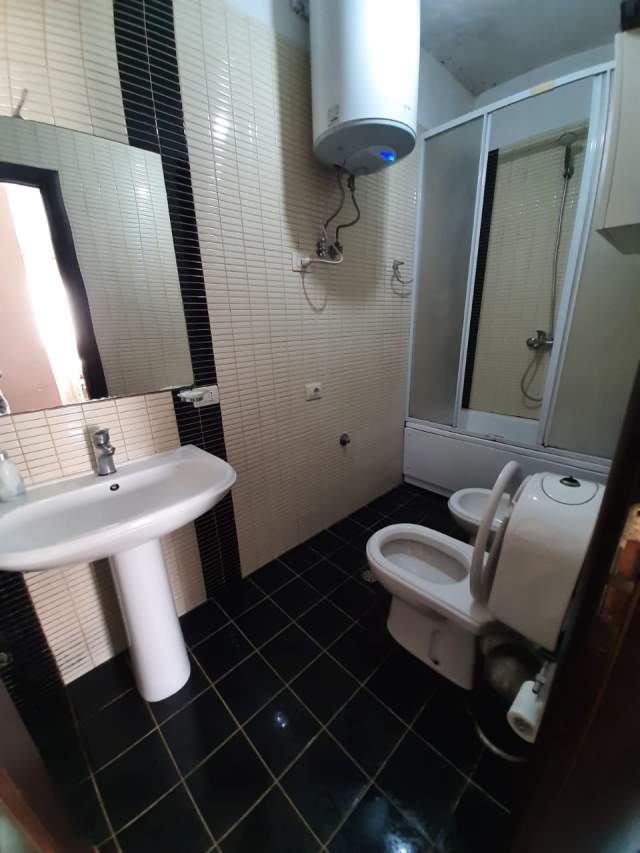 Tirane, jepet me qera apartament 1+1 350 Euro (Sotir Caci)
