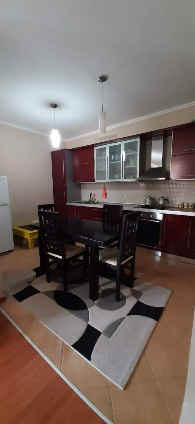 Tirane, jepet me qera apartament 2+1 450 Euro