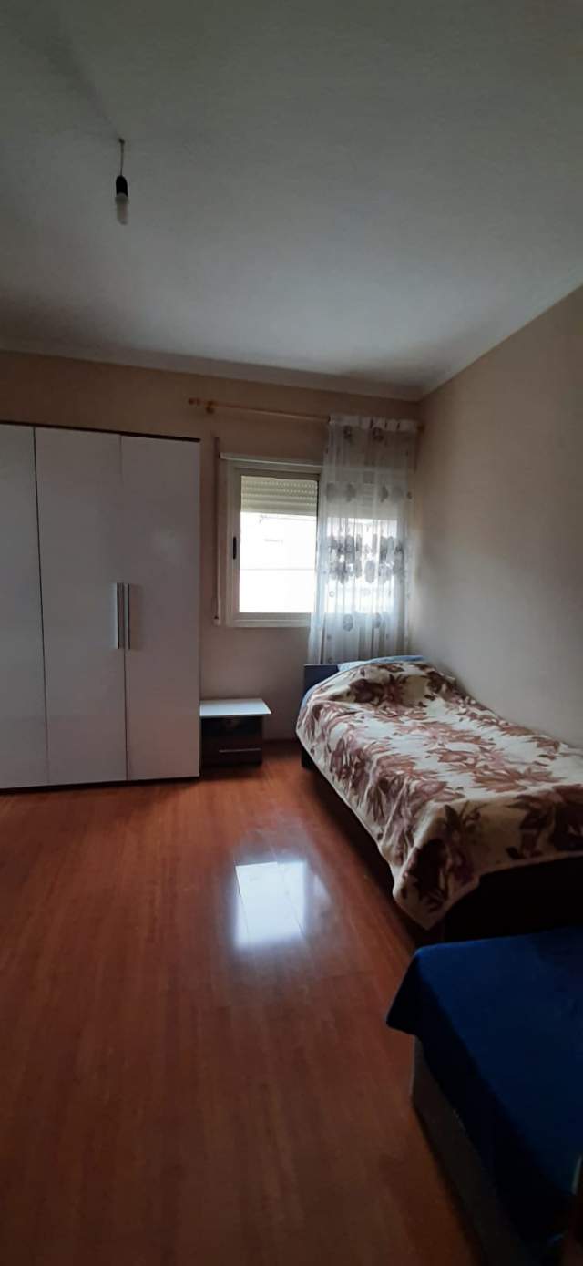 Tirane, jepet me qera apartament 2+1 450 Euro