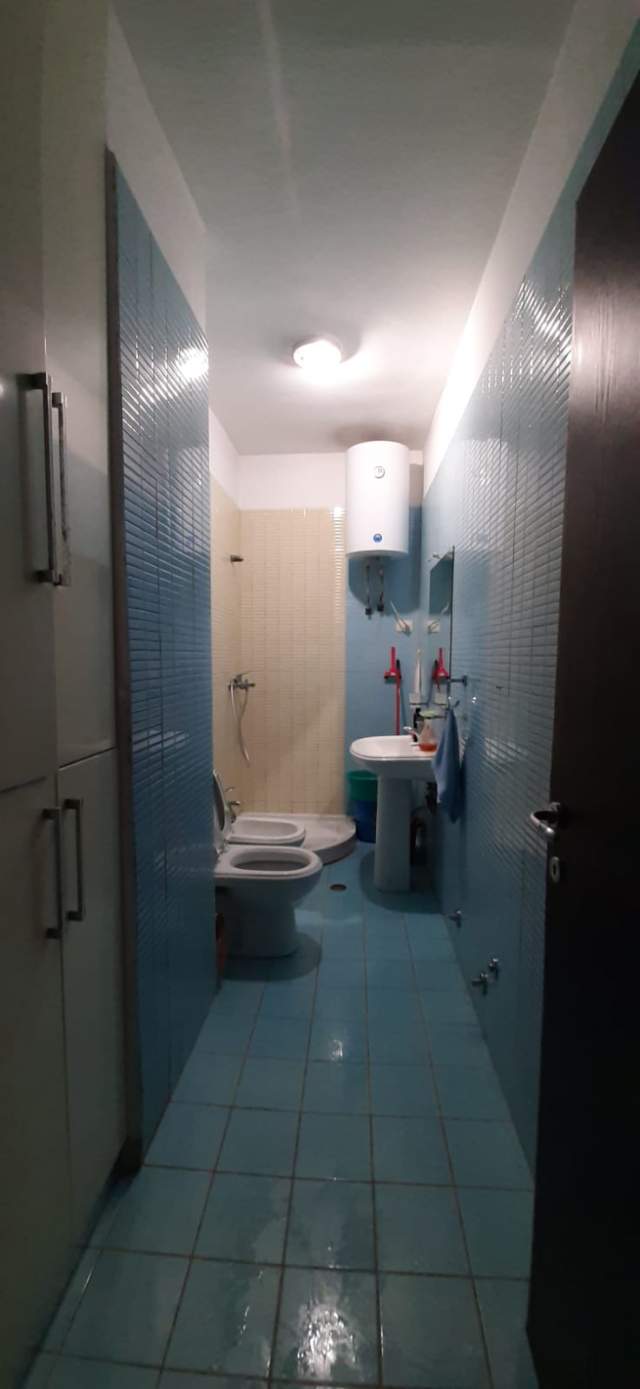 Tirane, jepet me qera apartament 2+1 450 Euro