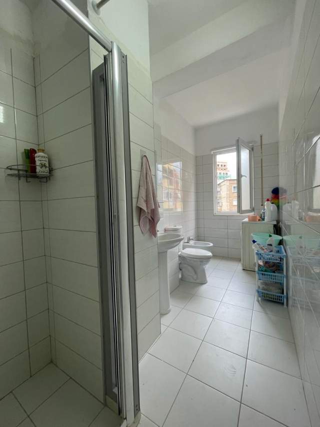 Tirane, jepet me qera apartament 1+1 70 m² 400 Euro (Materniteti i ri)