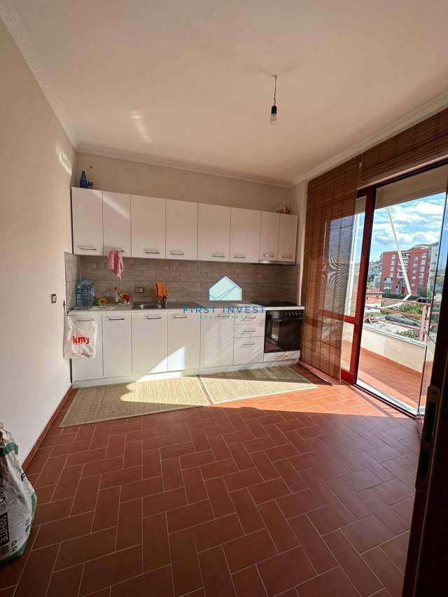 Tirane, jepet me qera apartament 1+1+A+BLK Kati 3, 80 m² 350 Euro (Pallatet Cabej)