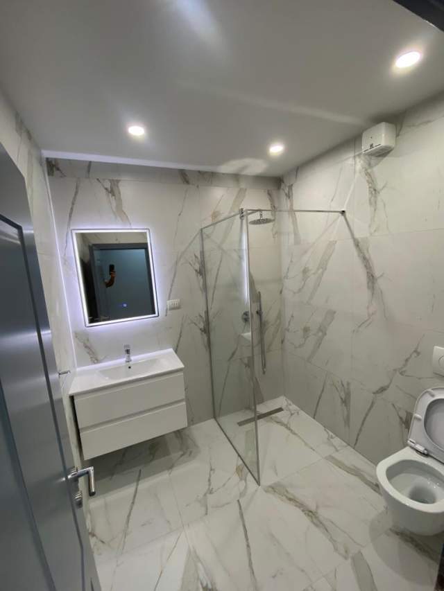 Tirane, jepet me qera zyre Kati 5, 110 m² 950 Euro (Ish Blloku)