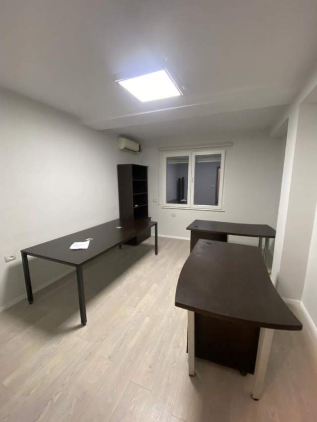Tirane, jepet me qera zyre Kati 5, 110 m² 950 Euro (Ish Blloku)