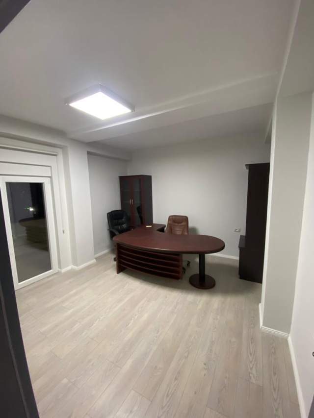 Tirane, jepet me qera zyre Kati 5, 110 m² 950 Euro (Ish Blloku)