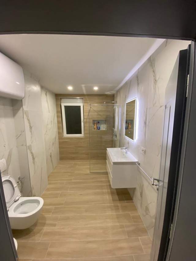 Tirane, jepet me qera zyre Kati 5, 110 m² 950 Euro (Ish Blloku)