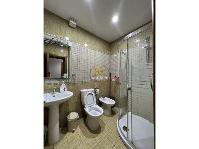Tirane, jepet me qera apartament 3+1 Kati 9, 164 m² 1.200 Euro (Rruga e Barrikadave)