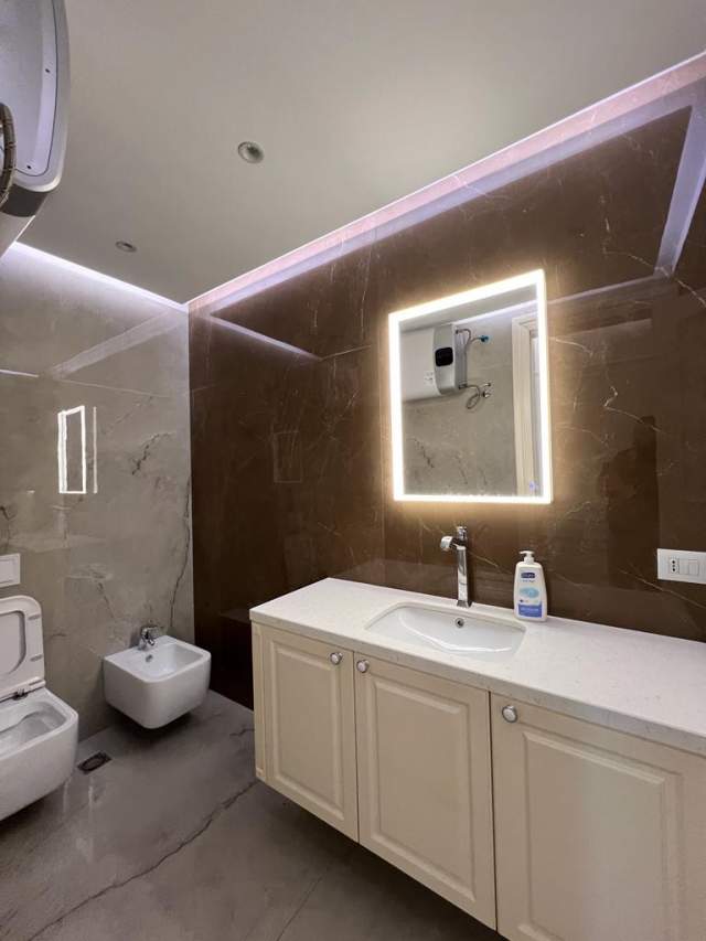 Tirane, jepet me qera zyre Kati 6, 213 m² 2500 Euro (Rruga Perlat Rexhepi)