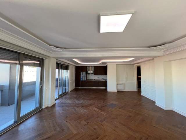 Tirane, jepet me qera zyre Kati 6, 213 m² 2500 Euro (Rruga Perlat Rexhepi)