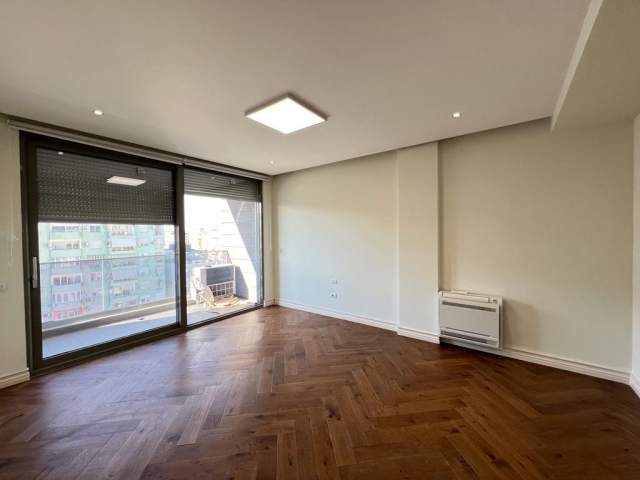 Tirane, jepet me qera zyre Kati 6, 213 m² 2500 Euro (Rruga Perlat Rexhepi)