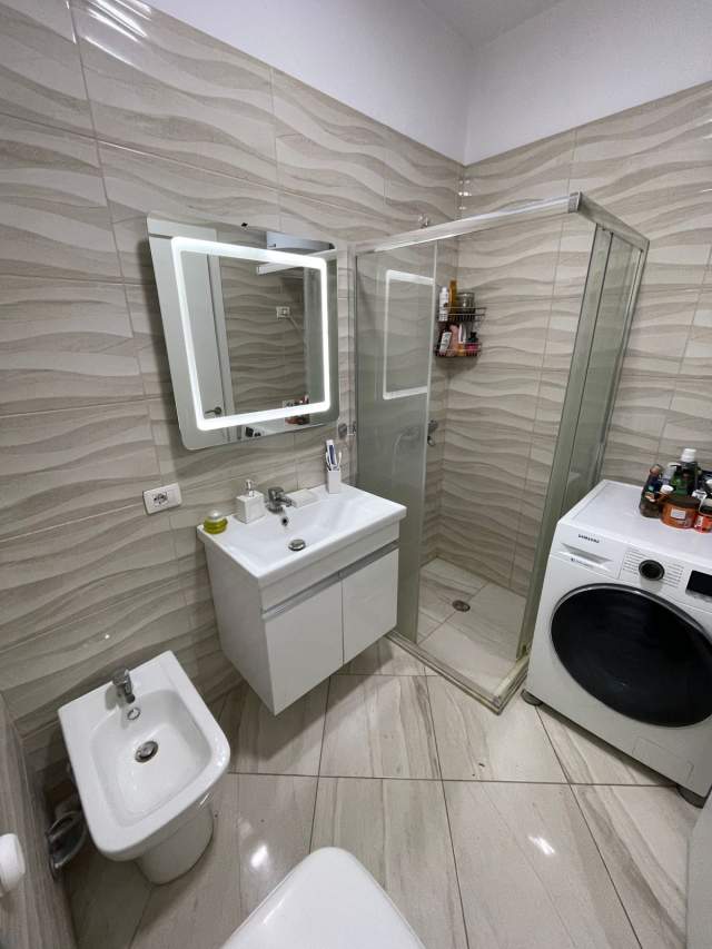 Tirane, jepet me qera apartament 2+1 Kati 5, 600 Euro (Farmacia 10)