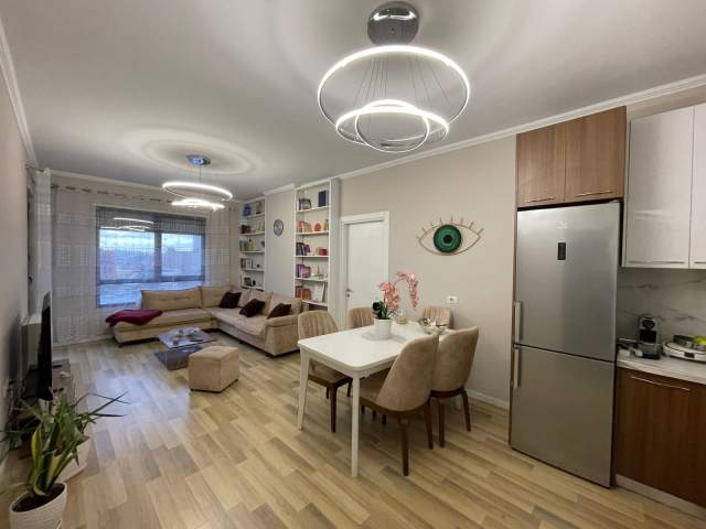 Tirane, jepet me qera apartament 2+1 Kati 5, 600 Euro (Farmacia 10)