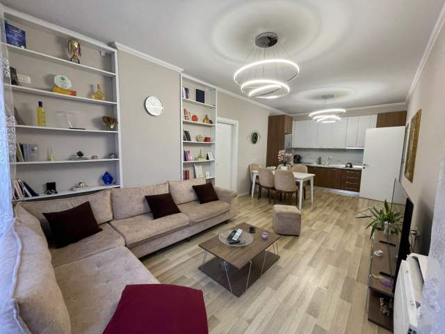 Tirane, jepet me qera apartament 2+1 Kati 5, 600 Euro (Farmacia 10)