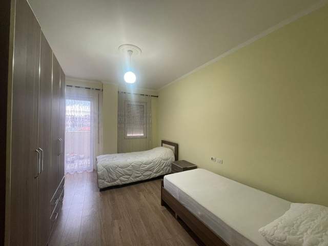 Tirane, jepet me qera apartament 2+1+BLK Kati 3, 120 m² 700 Euro (Rruga e Kavajes, Perballe Deliorgjit)