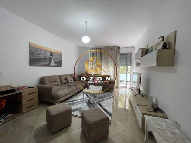 Tirane, jepet me qera apartament 2+1 Kati 1, 98 m² 900 Euro (Komuna Parisit)