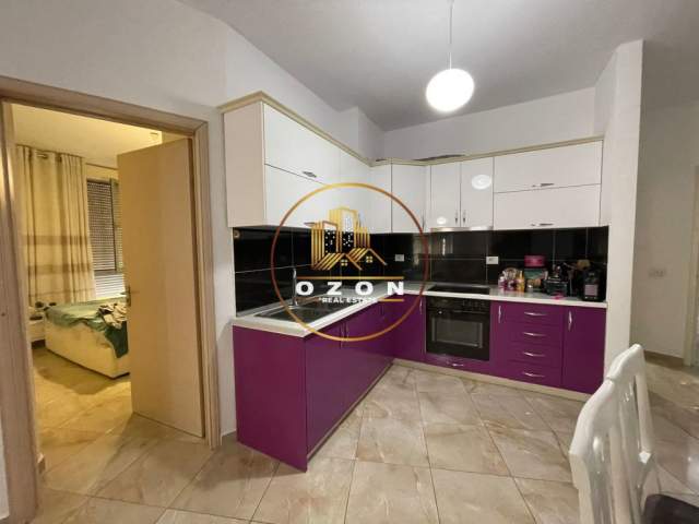 Tirane, jepet me qera apartament 2+1 Kati 1, 98 m² 900 Euro (Komuna Parisit)
