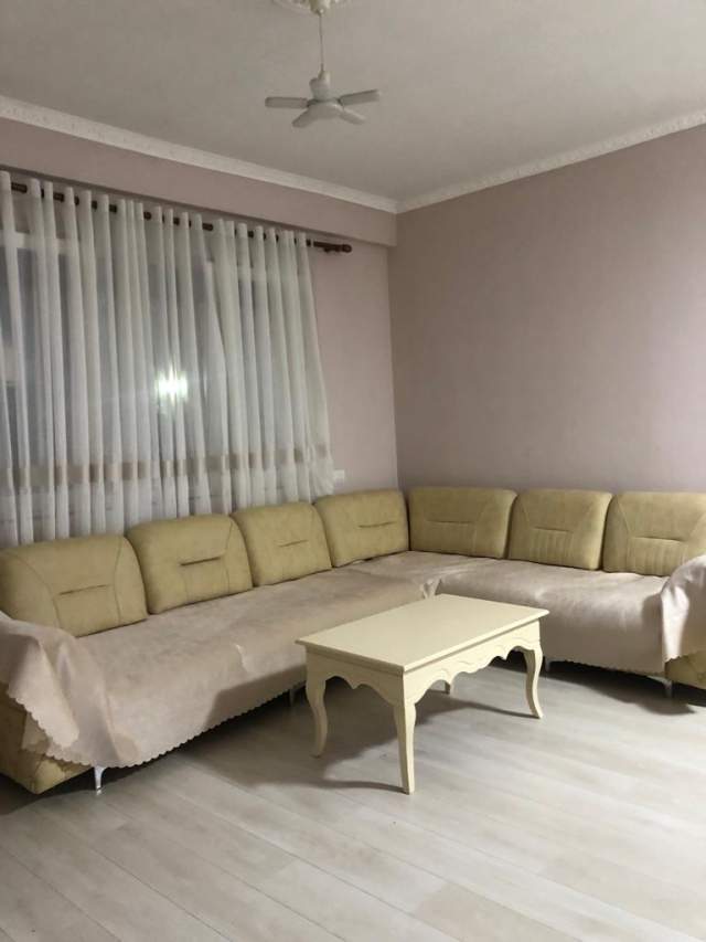 Tirane, jepet me qera apartament 2+1 95 m² 500 Euro (tek Porcelani)
