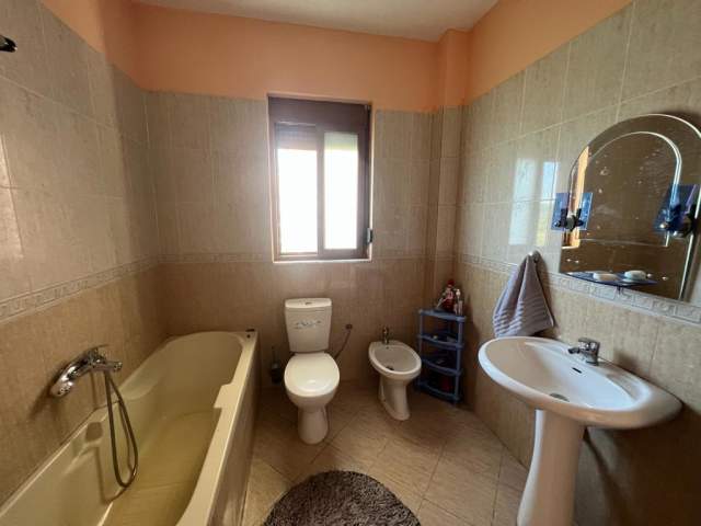 Tirane, jepet me qera apartament 2+1+BLK Kati 1, 130 m² 400 Euro (Sauk, prane Akademise se Policise)