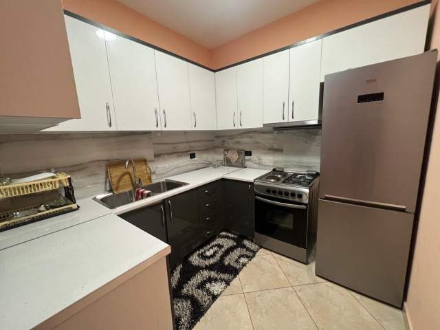 Tirane, jepet me qera apartament 2+1+BLK Kati 1, 130 m² 400 Euro (Sauk, prane Akademise se Policise)