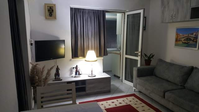Jepet me qera apartament 1+1 Kati 4, 40 m² 40.000 Leke (zona: Ministria e jashtme / Brryli)