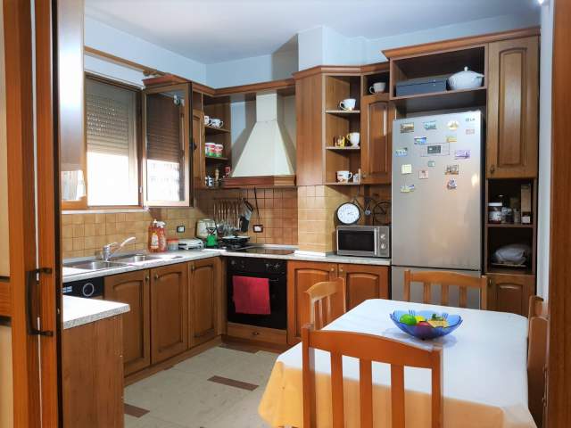 Tirane, jap me qera apartament 4+1+A+BLK Kati 2, 150 m² 650 Euro (Riza Cerova)