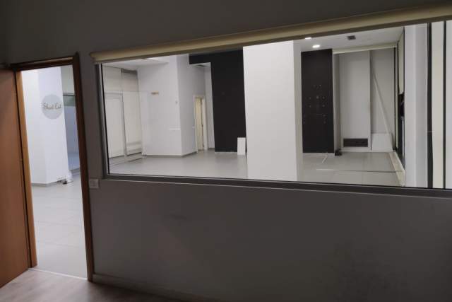 Tirane, jepet me qera Ambjent Komercial Kati 2, 1.400 Euro (Komuna Parisit / Kristal Center)