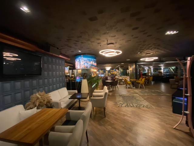 Tirane, jepet me qera bar-resorant Kati 3, 418 m² 5000 Euro