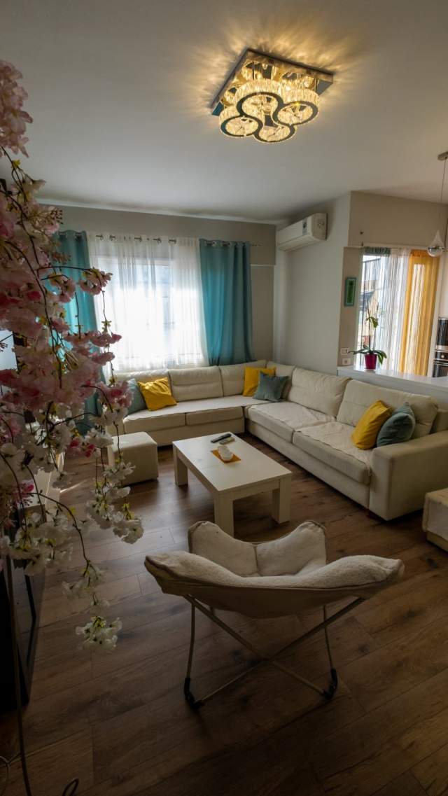 Tirane, jepet me qera apartament Kati 5, 100 m² 1.000 Euro (Rruga Tish Daija)
