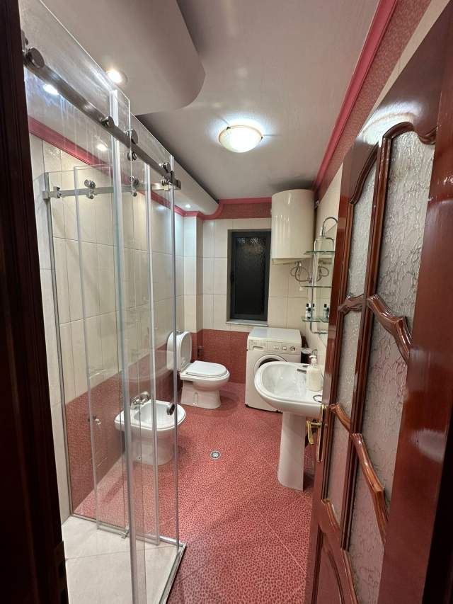Tirane, jepet me qera apartament 2+1+BLK Kati 1, 600 Euro (Rruga Karl Gega)