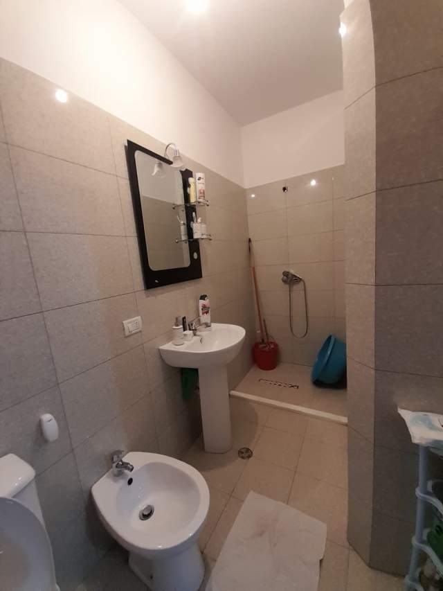 Tirane, jepet me qera 77 m² 500 Euro (Komuna e Parisit)