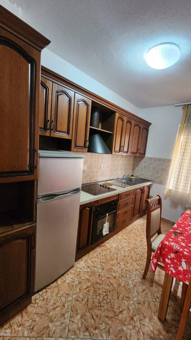 Tirane, jepet me qera apartament 2+1+BLK Kati 4, 115 m² 500 Euro (Pallati me shigjeta, prane Delijorgjit)