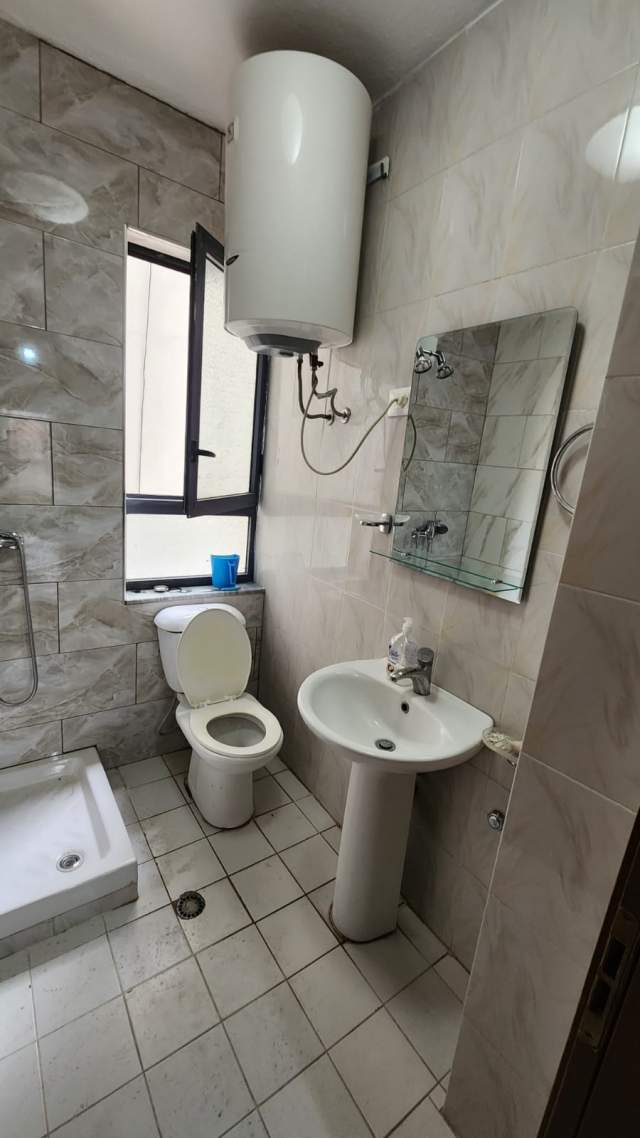 Tirane, jepet me qera apartament 2+1+BLK Kati 4, 115 m² 500 Euro (Pallati me shigjeta, prane Delijorgjit)