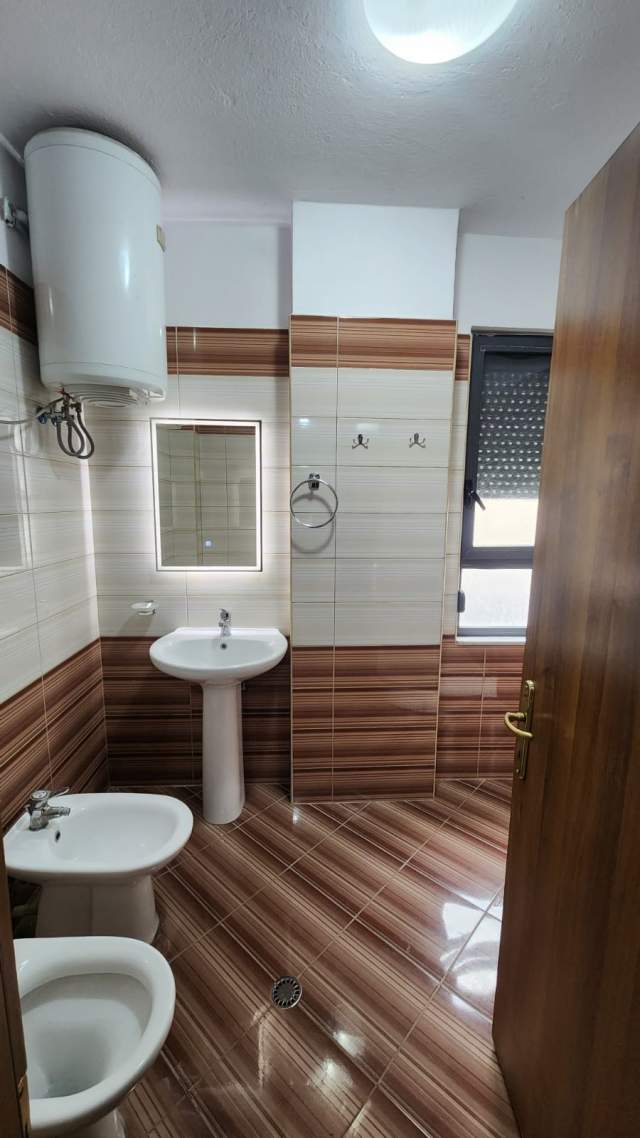 Tirane, jepet me qera apartament 2+1+BLK Kati 4, 115 m² 500 Euro (Pallati me shigjeta, prane Delijorgjit)