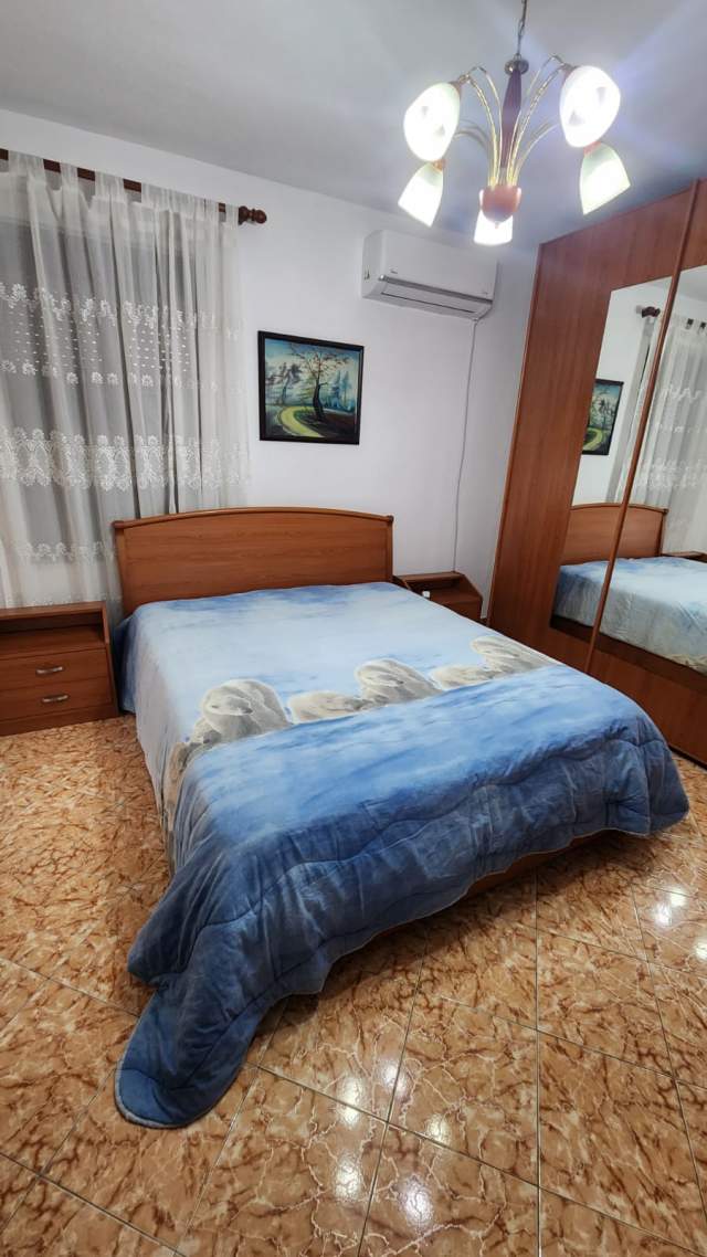 Tirane, jepet me qera apartament 2+1+BLK Kati 4, 115 m² 500 Euro (Pallati me shigjeta, prane Delijorgjit)