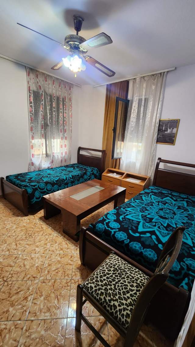 Tirane, jepet me qera apartament 2+1+BLK Kati 4, 115 m² 500 Euro (Pallati me shigjeta, prane Delijorgjit)