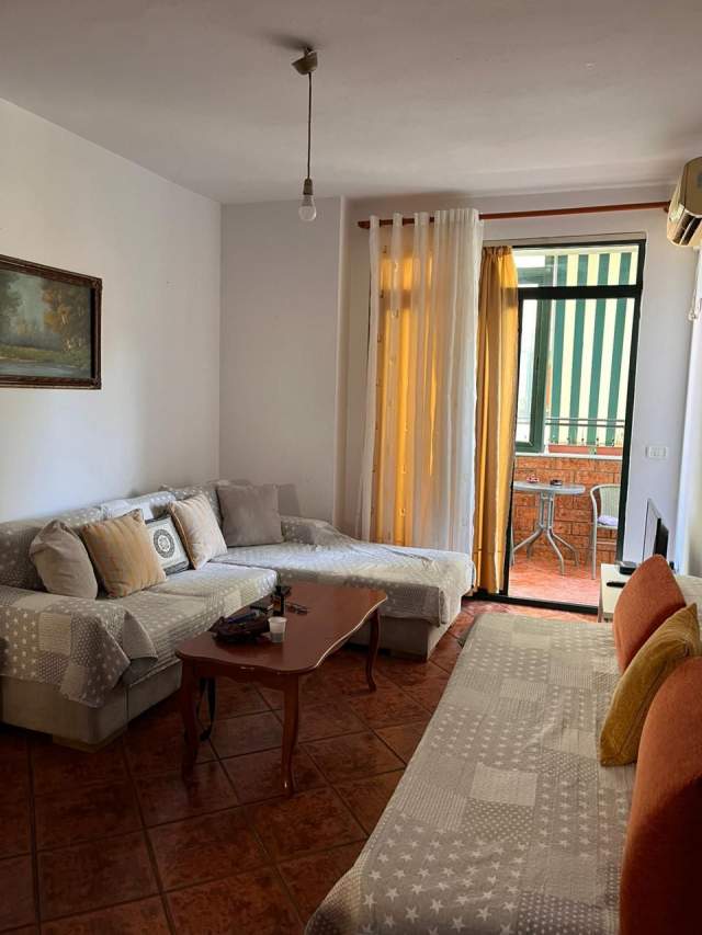 Tirane, jepet me qera apartament 1+1+BLK Kati 7, 65 m² 400 Euro (Trendafili i bardhe)