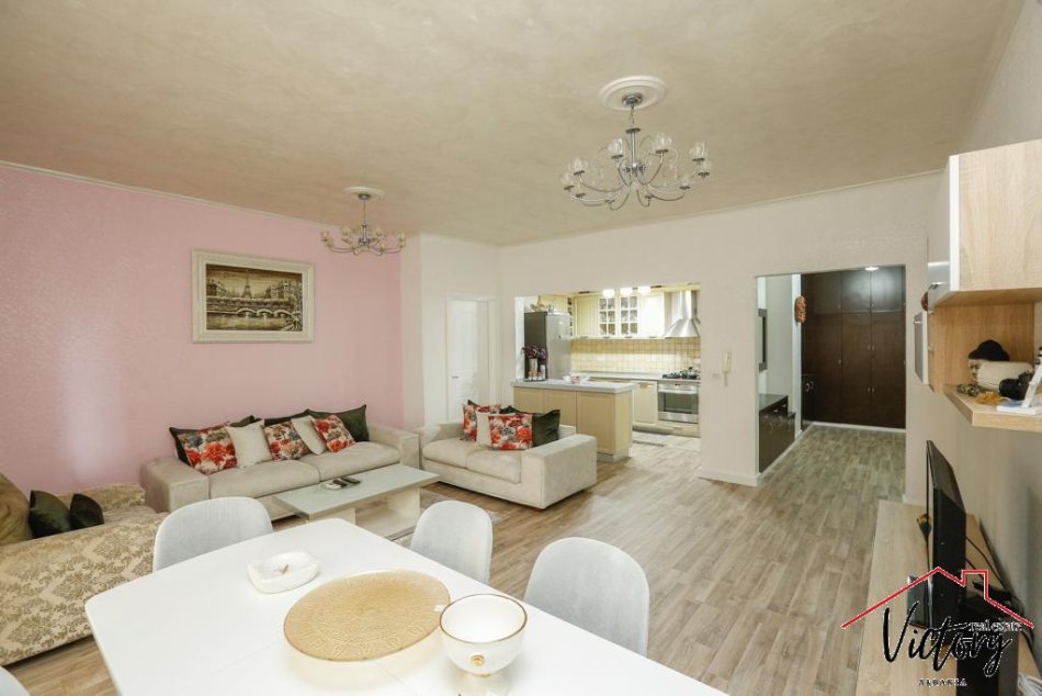 Tirane, jepet me qera apartament 2+1 Kati 11, 150 m² 1.200 € 