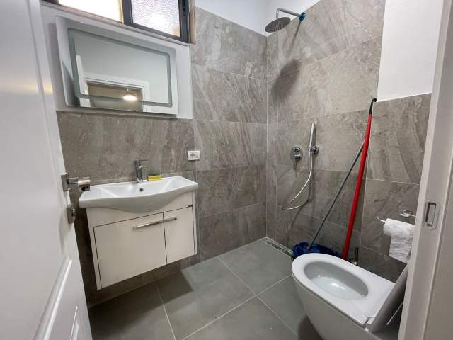 Tirane, jepet me qera zyre Kati 2, 130 m² 700 Euro (Rruga Karl Gega)