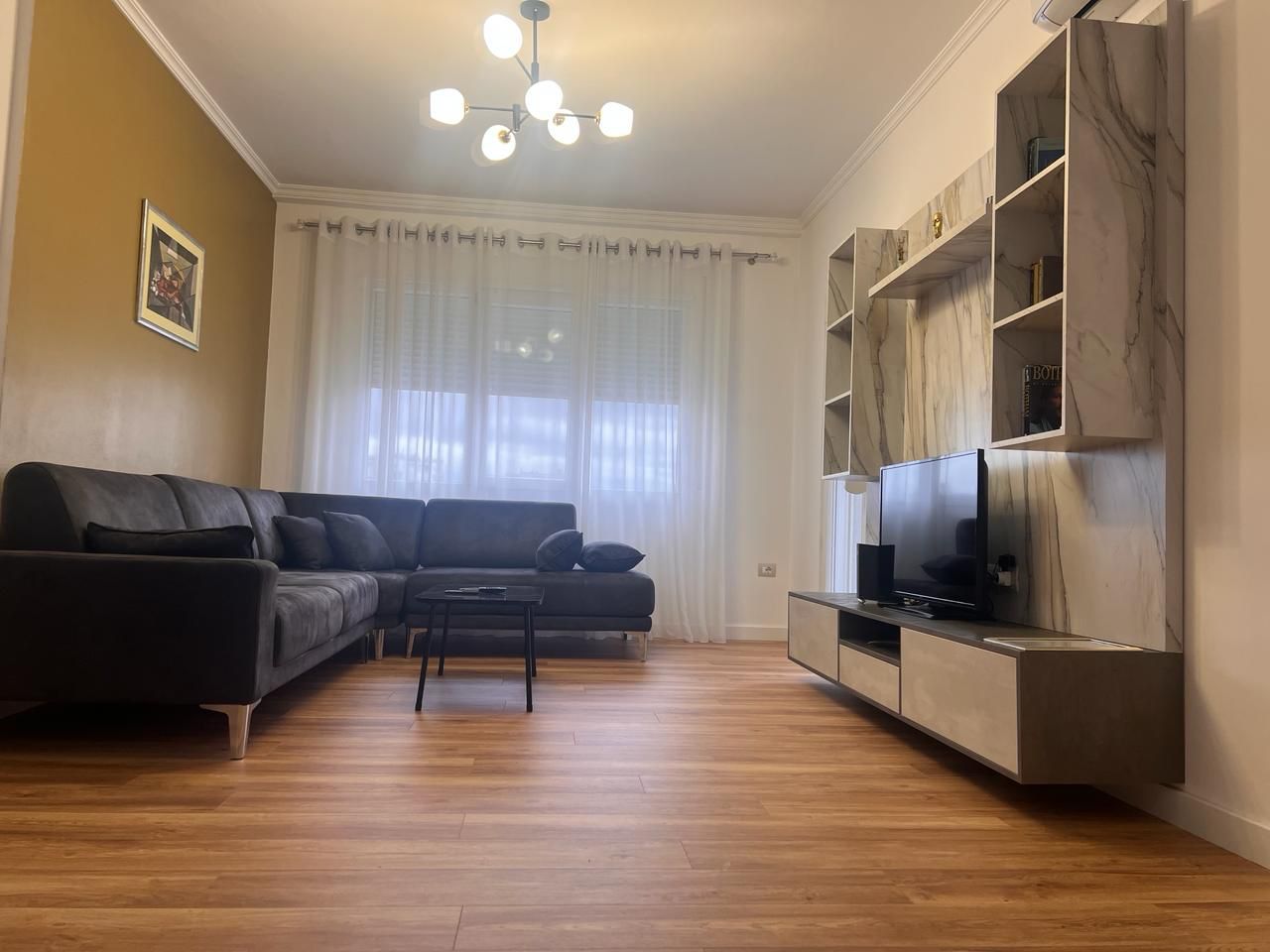 Apartament 2+1 ,i Mobiluar Pazari i Ri Tiranë - Mundësi e Shkëlqyer për Jetesë Komode