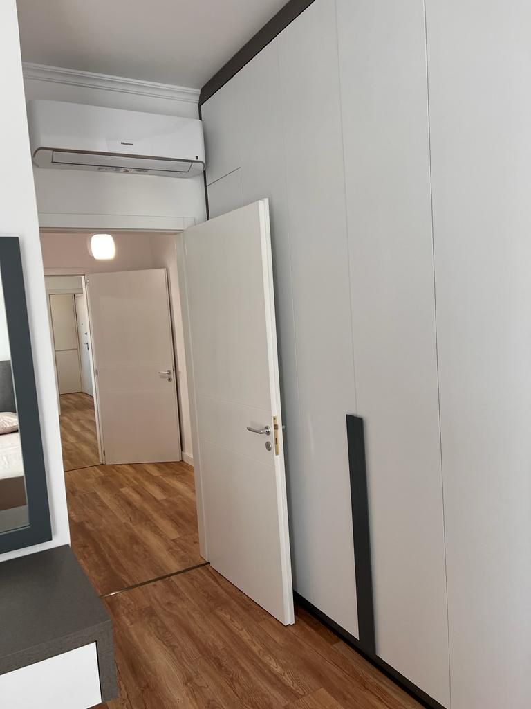 Apartament 2+1 ,i Mobiluar Pazari i Ri Tiranë - Mundësi e Shkëlqyer për Jetesë Komode