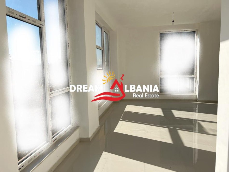 Tirane, jepet me qera ambjent biznesi , Kati 5, 172 m² 1,300 € 