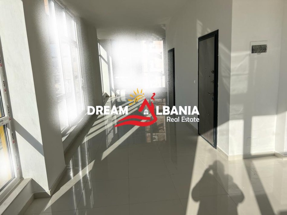 Tirane, jepet me qera ambjent biznesi , Kati 5, 172 m² 1,300 € 
