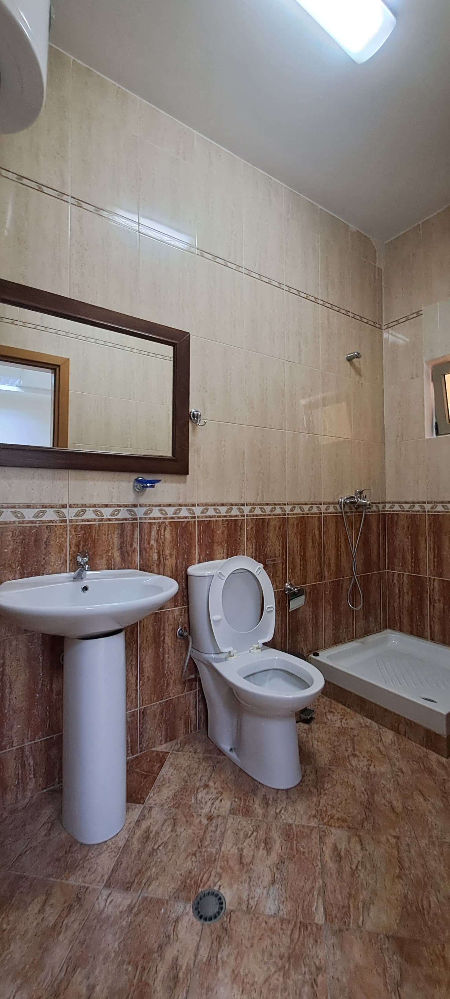 Ambjent Biznesi me Qera ne Qender ,kt 1