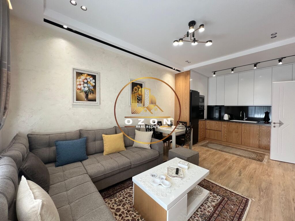 Tirane, jepet me qera apartament 1+1 Kati 1, 75 m² 550 Euro (Kompleksi kontakt)
