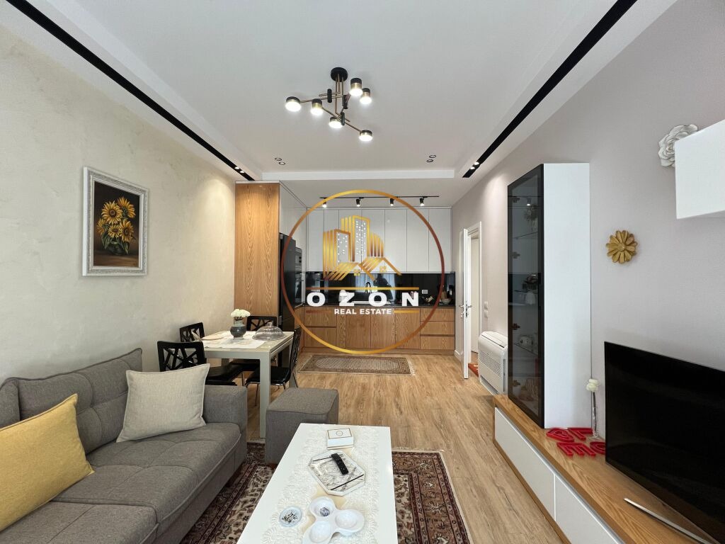 Tirane, jepet me qera apartament 1+1 Kati 1, 75 m² 550 Euro (Kompleksi kontakt)