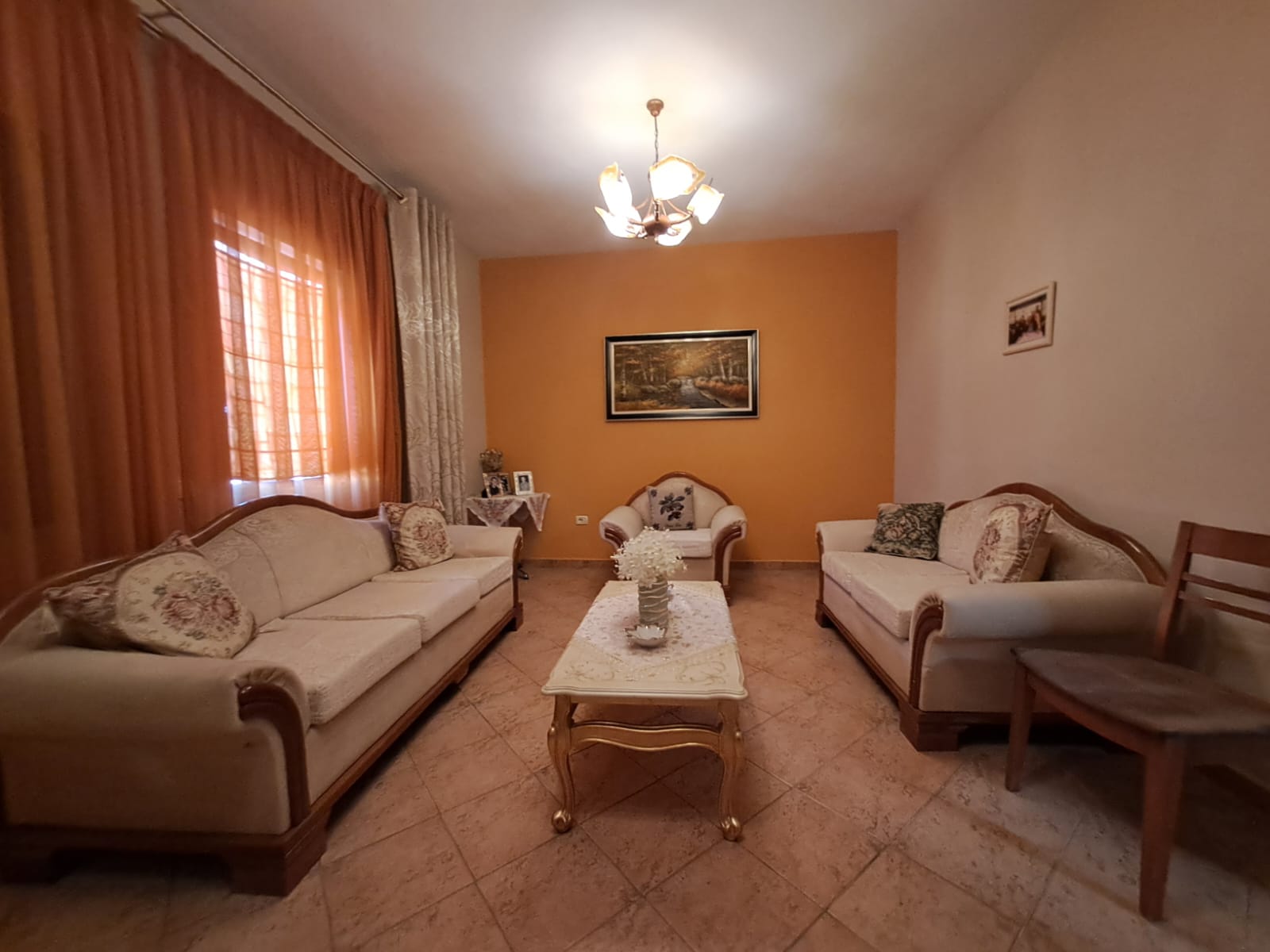 Shitet Apartament 4+1 ne bllokun e vilave Selite